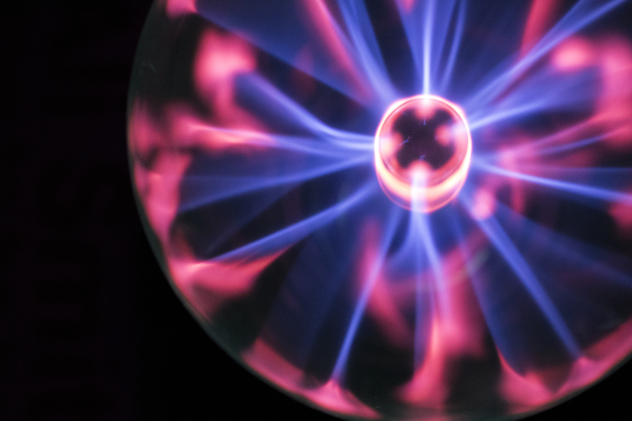 用科学语言描述一个棒球以接近光速撞击空气的场景与现象