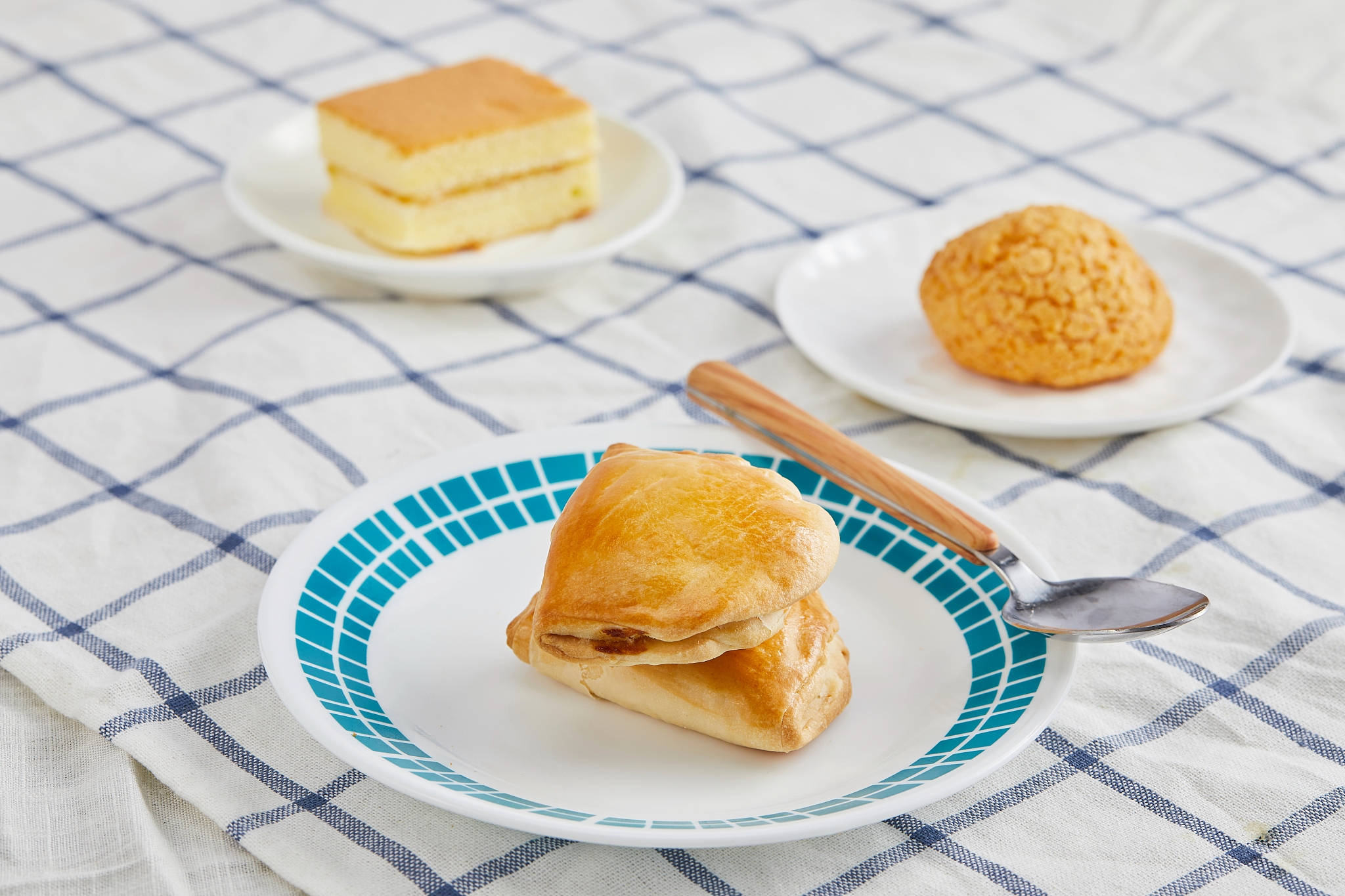 我是抖音卖榴莲千层的帮我写一个剧本我即将于明天下午2：00直播