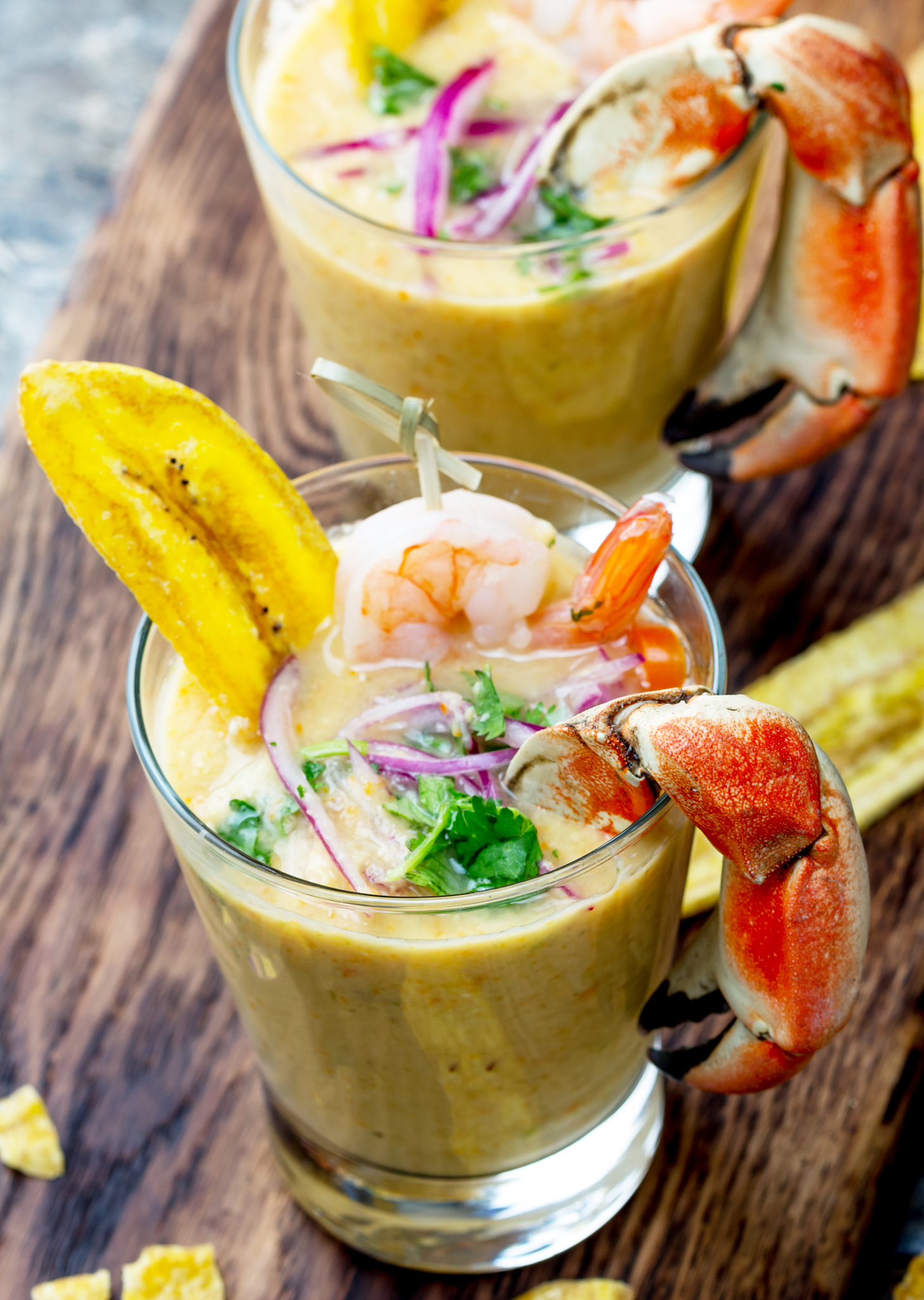 以下是问诊过程请帮我归纳一下他的病历医生：你好我是阿巴阿巴请问您哪里不舒服患者：我从昨天下午四点开始肚子有点一阵一阵不舒服头也有点微烧然后就开始不停拉肚子和少量呕吐医生：请问你拉肚子前吃了什么患者：我昨天中午吃了点剩的咸鱼和螃蟹医生：请问你一次大概拉多少患者：一次大概五百到七百毫升医生：您有注意排泄物的形状吗患者：跟稀水一样的医生：您有注意呕吐物吗患者：没怎么注意就吐了几次医生：您有注意发烧多少度