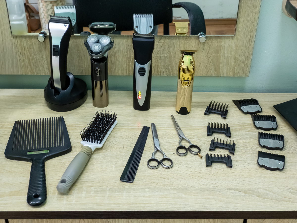 用美式英语写3条关于电动牙刷8个刷头 黑色的好评以及其好评标题。结果格式为输出格式为：标题+：+好评内容。