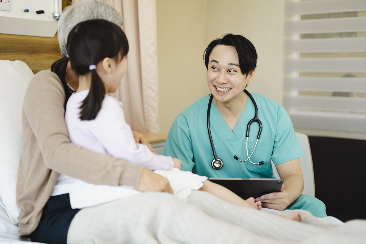 医生之间的友情与安慰：一个简单的微笑，一份真挚的关怀