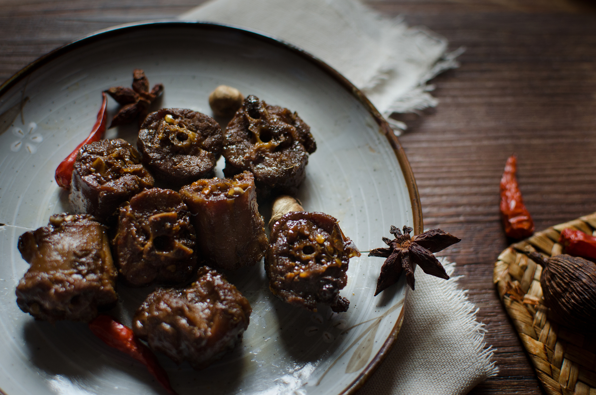 以卤菜店为例将以下内容进行详细阐述：产品开发： 制定卤菜产品开发计划包括选材、研发新口味、规划菜单等。 与供应商建立长期合作关系确保新鲜、优质的海鲜、牛肉、小龙虾等食材供应。 设计菜品包装和盛放器具以提高产品的视觉吸引力和食用便利性。