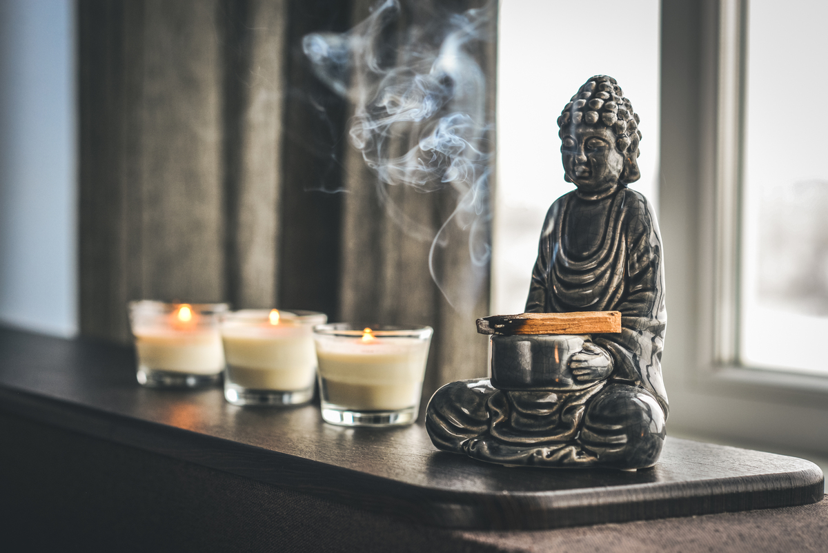 闭门不出自焚香：解读沉迷宗教的隐患