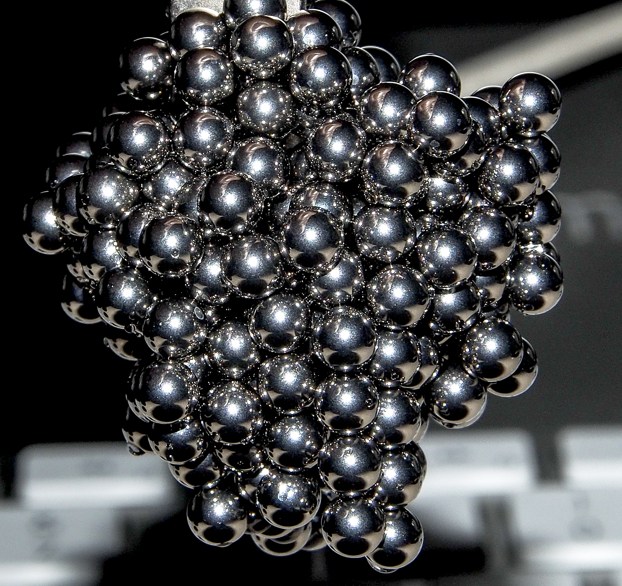 钙钛矿材料应用面临的挑战与机遇