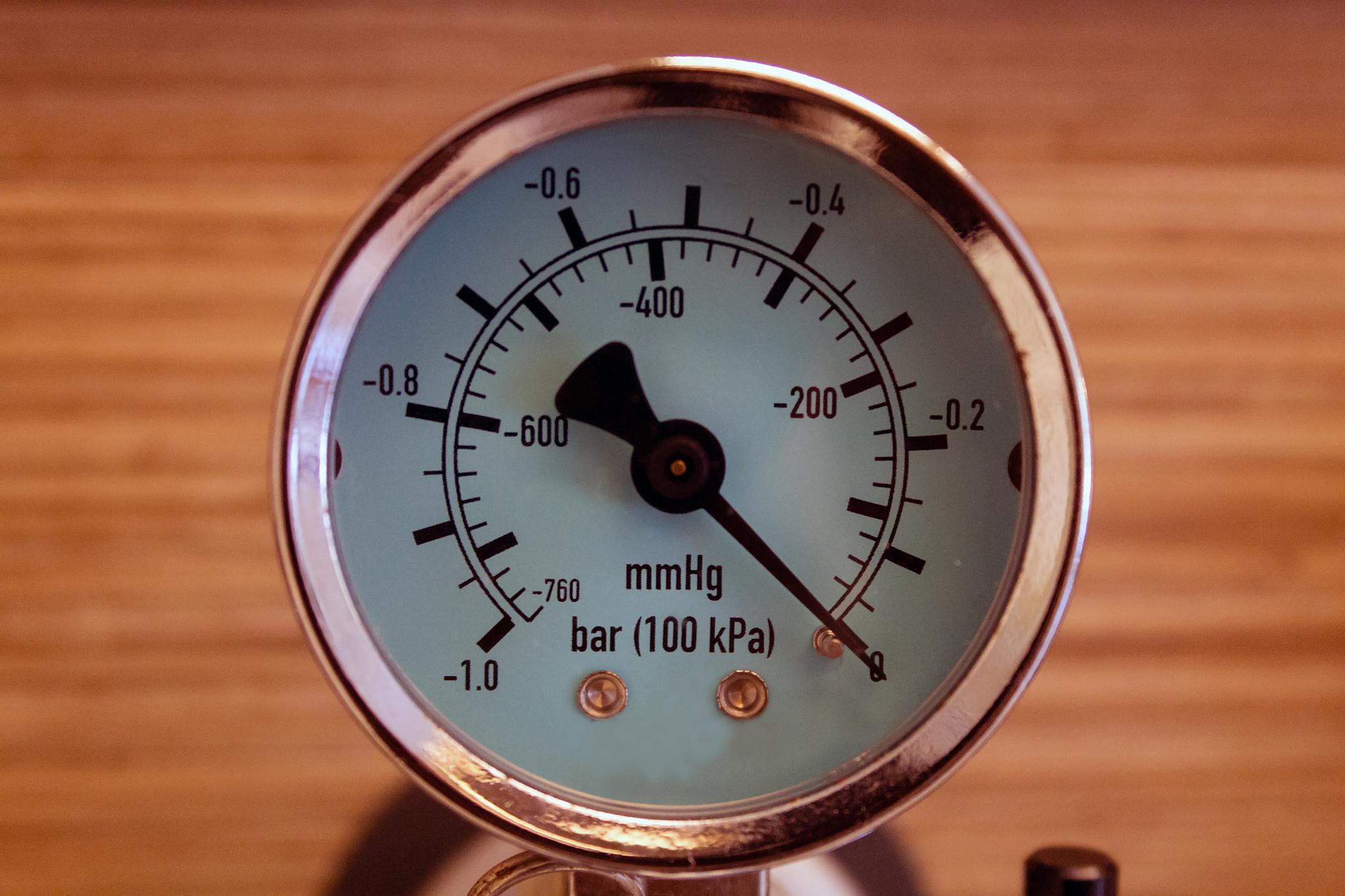 front portrait of a pressure gauge indicating zero pressure.heal