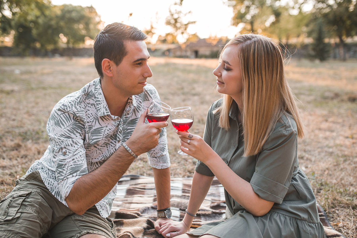 写一份给自己主持的订婚宴主持词