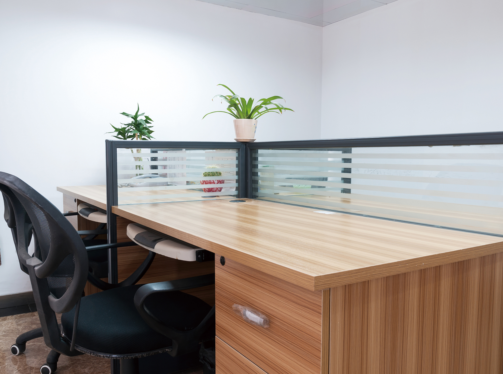 这一个关于工位办公桌的闲鱼文案 要求材质、 售后 、价格、规格