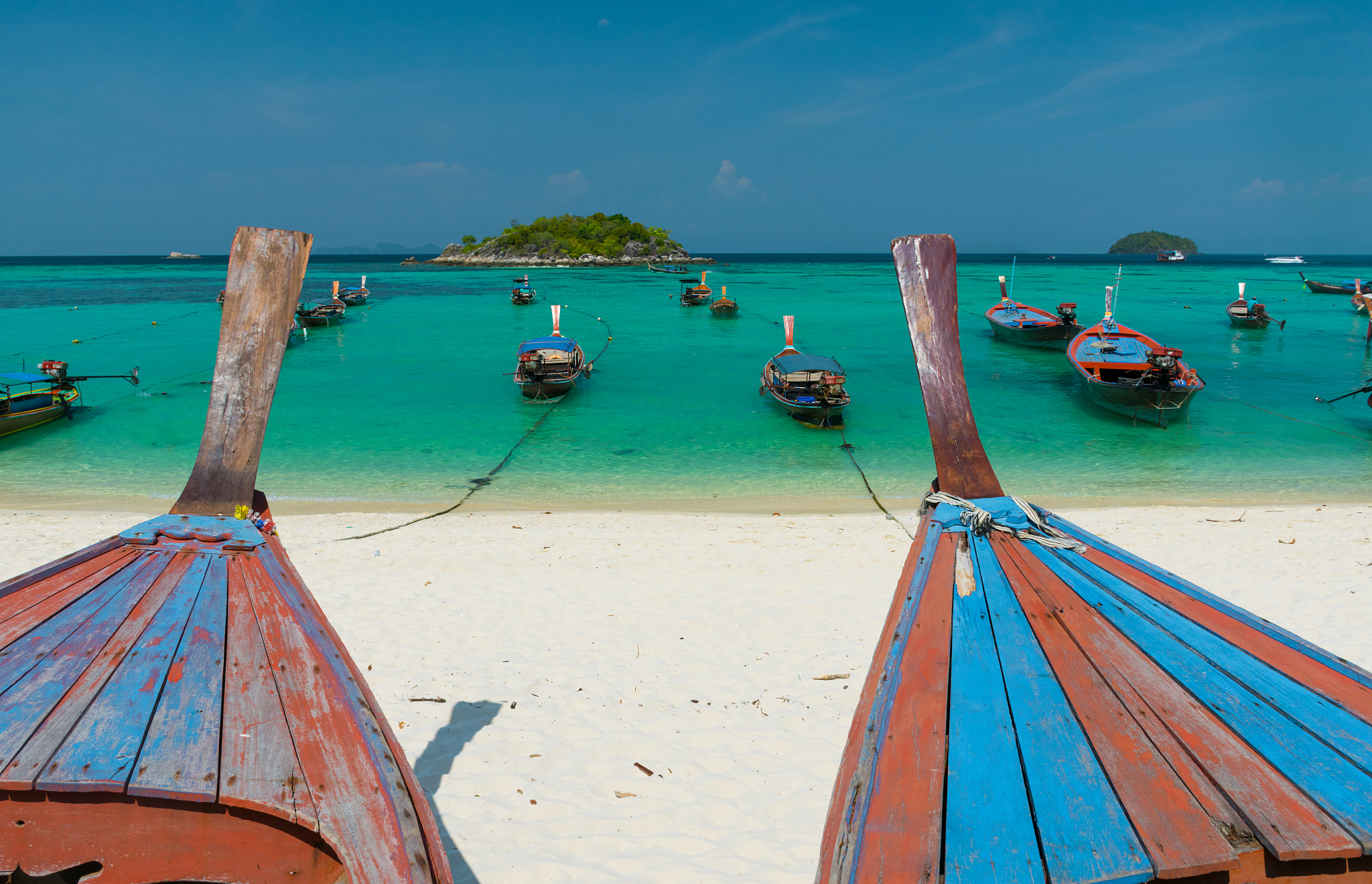 扮演一名旅游爱好者自媒体博主根据以下内容写出一篇2000字旅游短视频原创文案文字表达思路清晰有自己的见解不要推荐景点跟地方旅行让人感觉到自由和自我