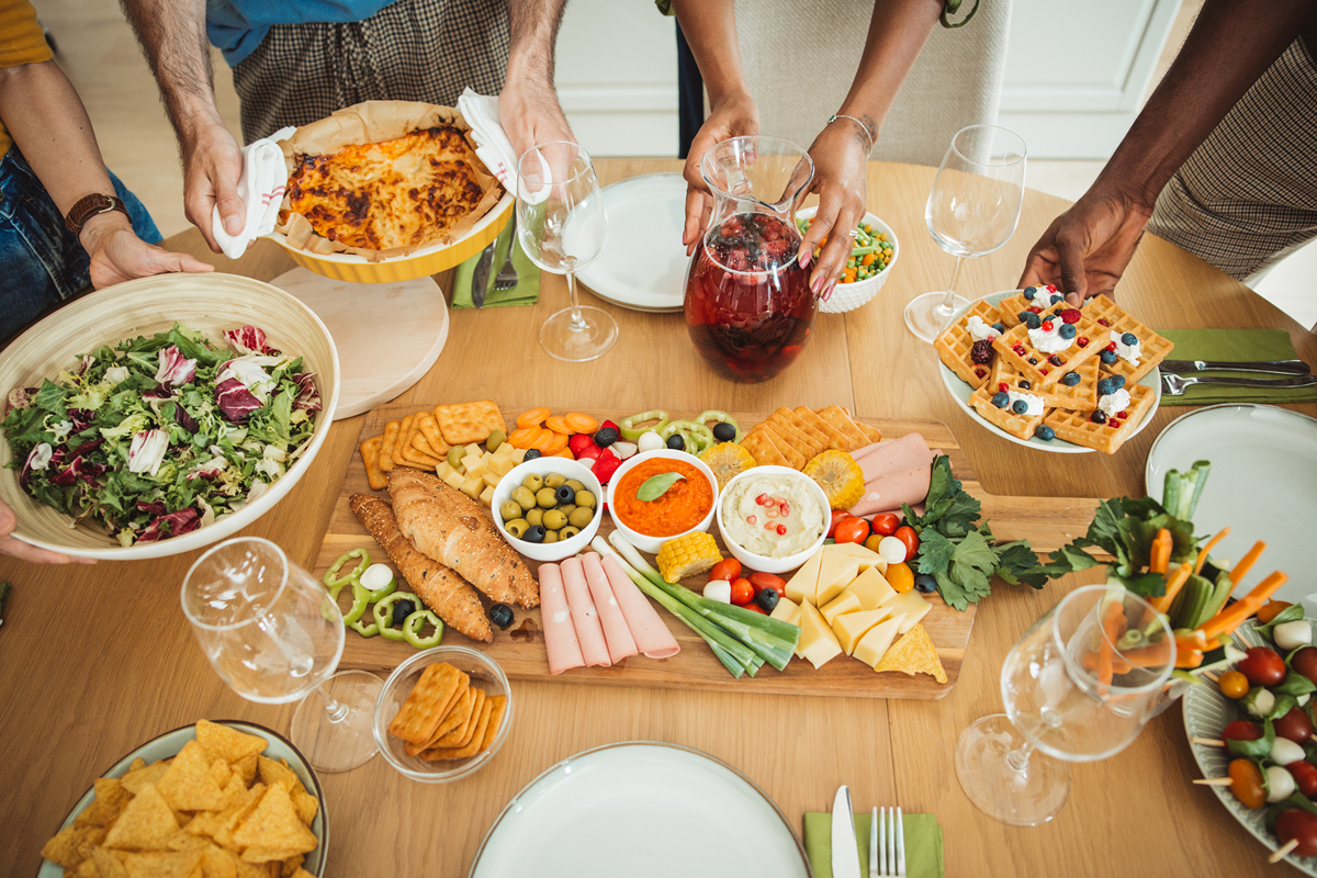 请你出一个写一篇高质量软文考题 这个软文有10个要求