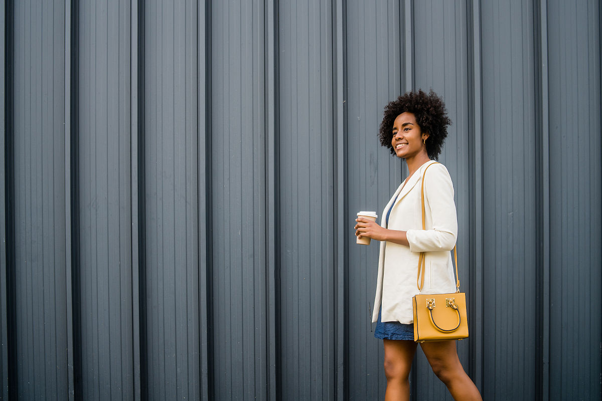 以行走非洲 丰富阅历 成就人生——谈谈新时代新青年的新天地为主题写一篇观后感