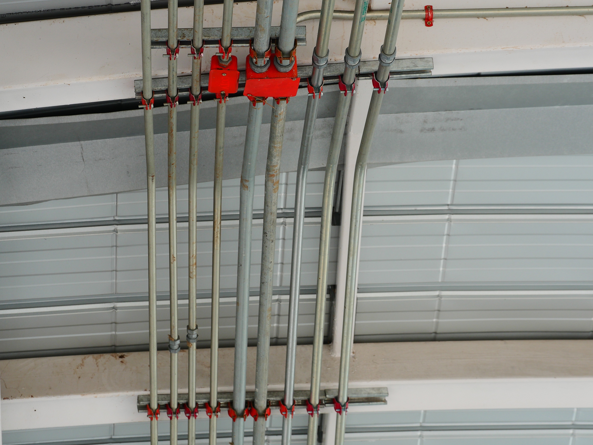 建筑电气中预埋镀锌钢管怎么连接帮我用200字详细描述