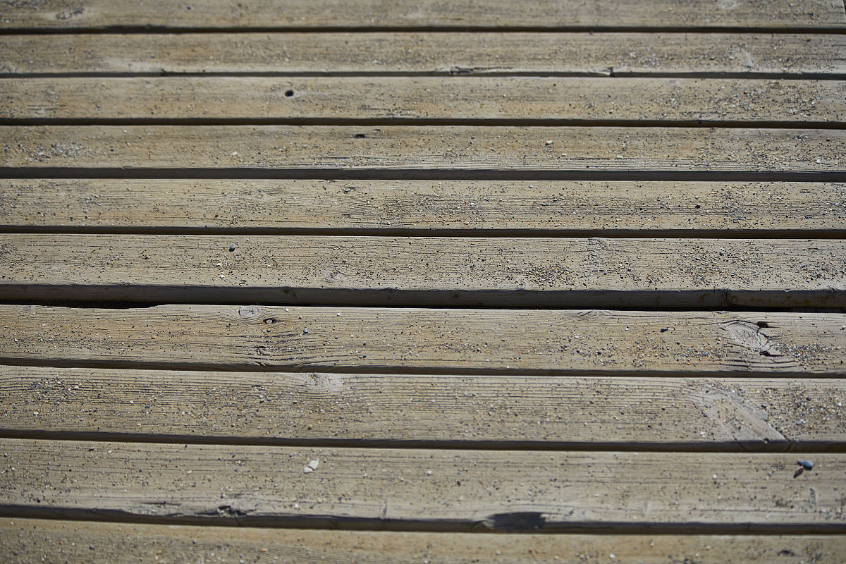 请对62 案例二：A道路桥梁湿度变化引起的裂缝的效果评估进行写作 最好有数据对比表格保证其内容合理性不要乱写：