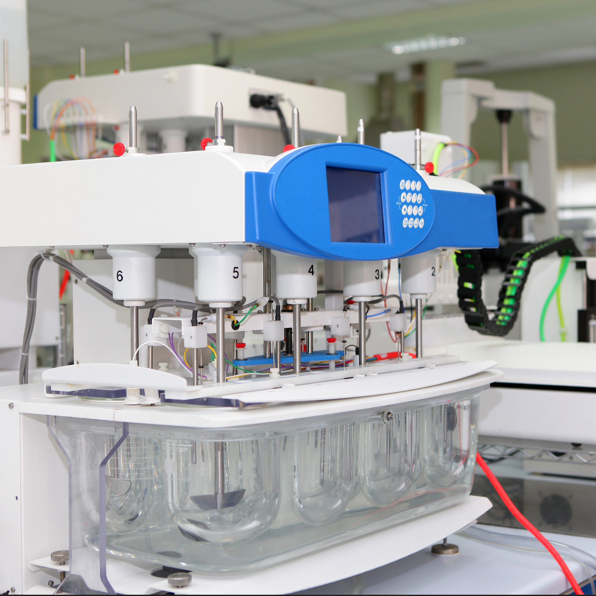 首先往探针台中放入器件步骤如下：1确保探针已抬起以及真 空阀已关闭。2打开通气阀向样品室内充气先开启一点然后缓慢开启。3气压平衡后拧开气密螺丝取下舱盖。4放入样品放样过程中不可触碰探针。5盖好舱盖拧紧气密螺丝关闭通气阀。6打开抽真空系统。7缓慢开启一点真空阀待抽气声音变小后再缓慢开启真空阀最后完全开启。8下针先粗调后观察显微镜显示屏细调注意最后接触样品时接触上即可不可过度有机薄膜和电极都很薄探针很