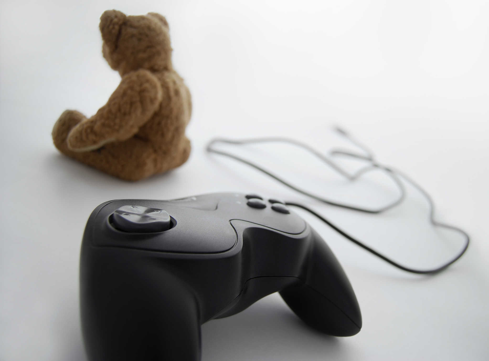 我刚刚购买了一款游戏手柄，但是我不知道如何在我的PC上使用它。我已经将手柄连接到PC并安装了驱动程序，但是游戏无法识别手柄。请问如何在PC上使用游戏手柄？