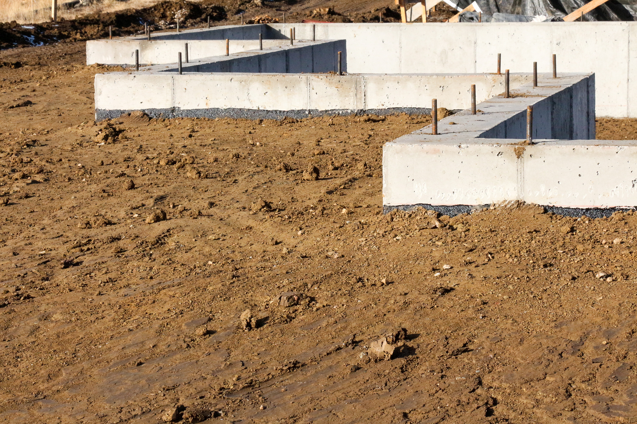论述分析房屋整体发生倾斜是导致房屋地基基础不均匀沉降的原因写成一段话格式不少于500字。