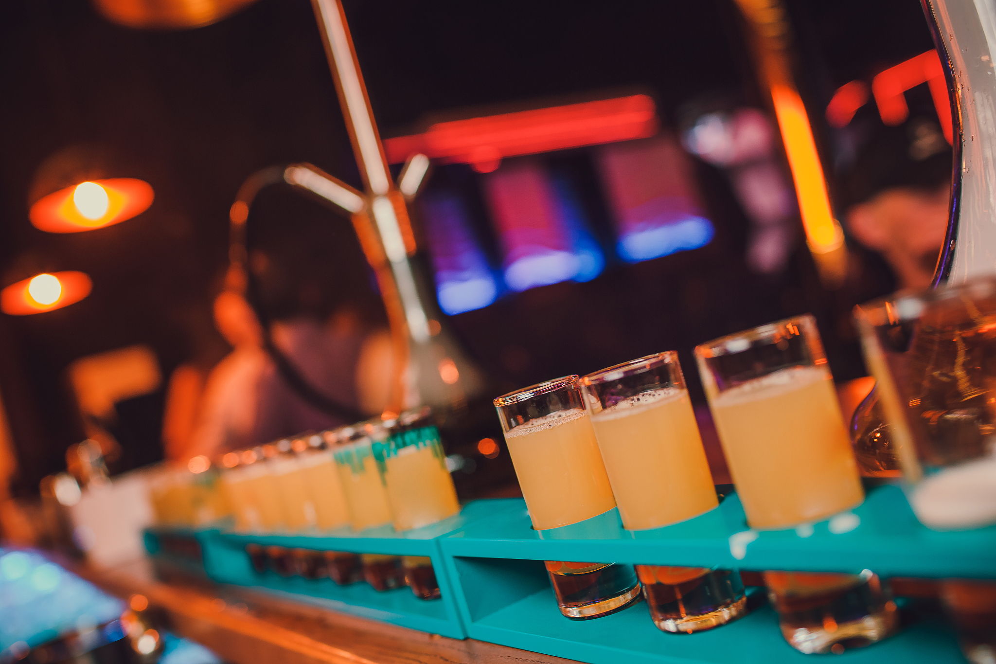 【抖音】嗨爆夜生活！来xxx酒吧，尽情狂欢！