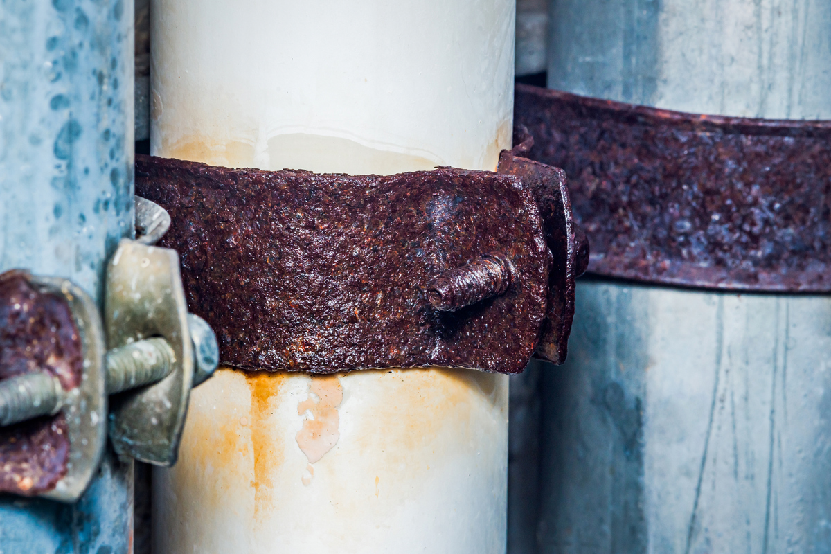 写一篇关于石油化工设备常见的腐蚀类型根据腐蚀发生类型和根据腐蚀部位不同进行分类不得抄袭。