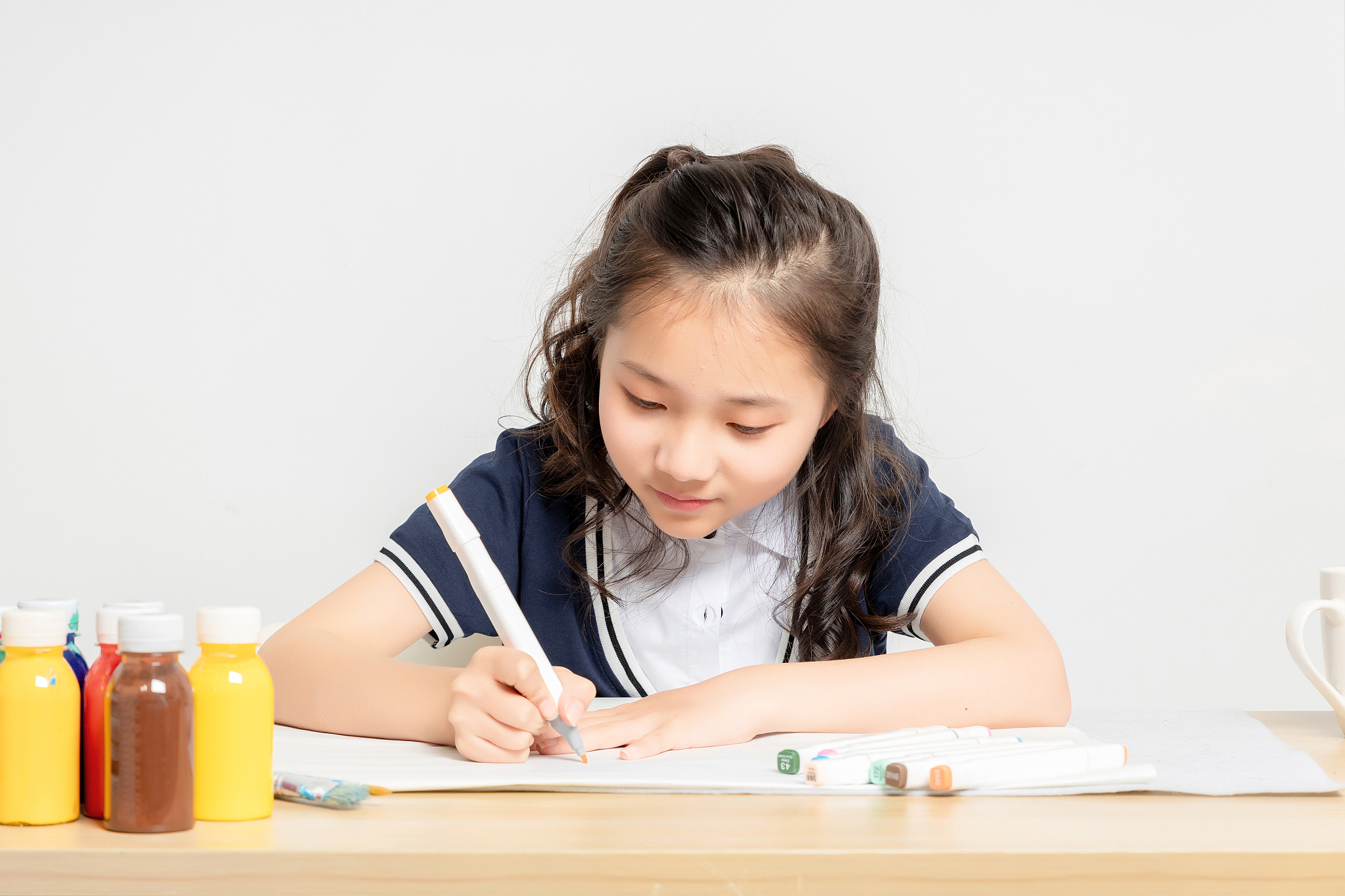 正在画画的亚洲小学女生