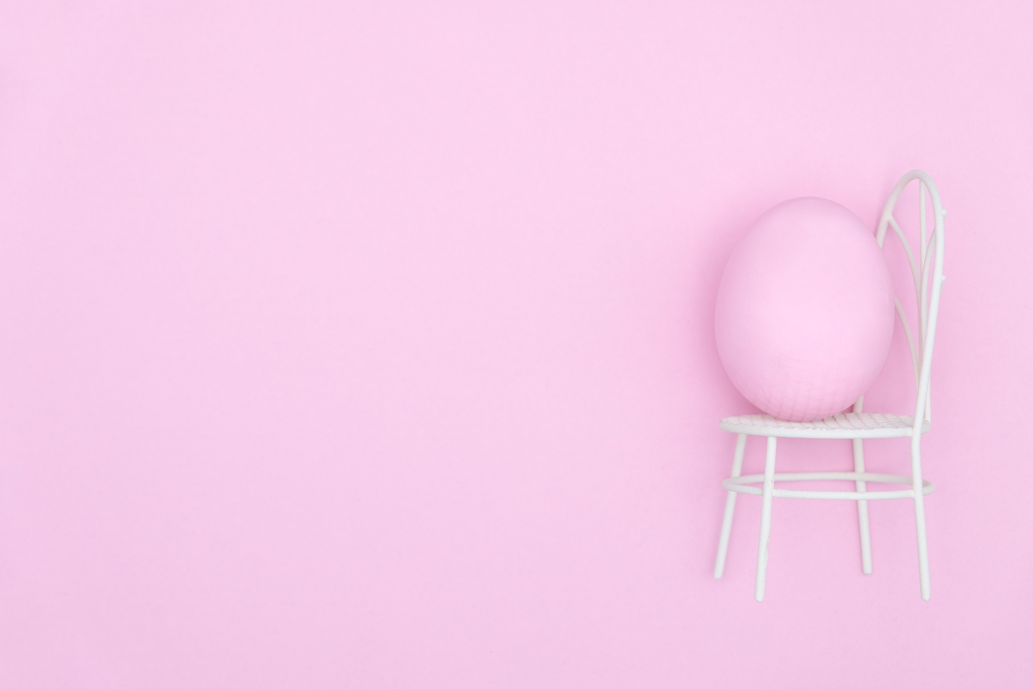 母鸡上树生蛋为题材写一首四句古诗