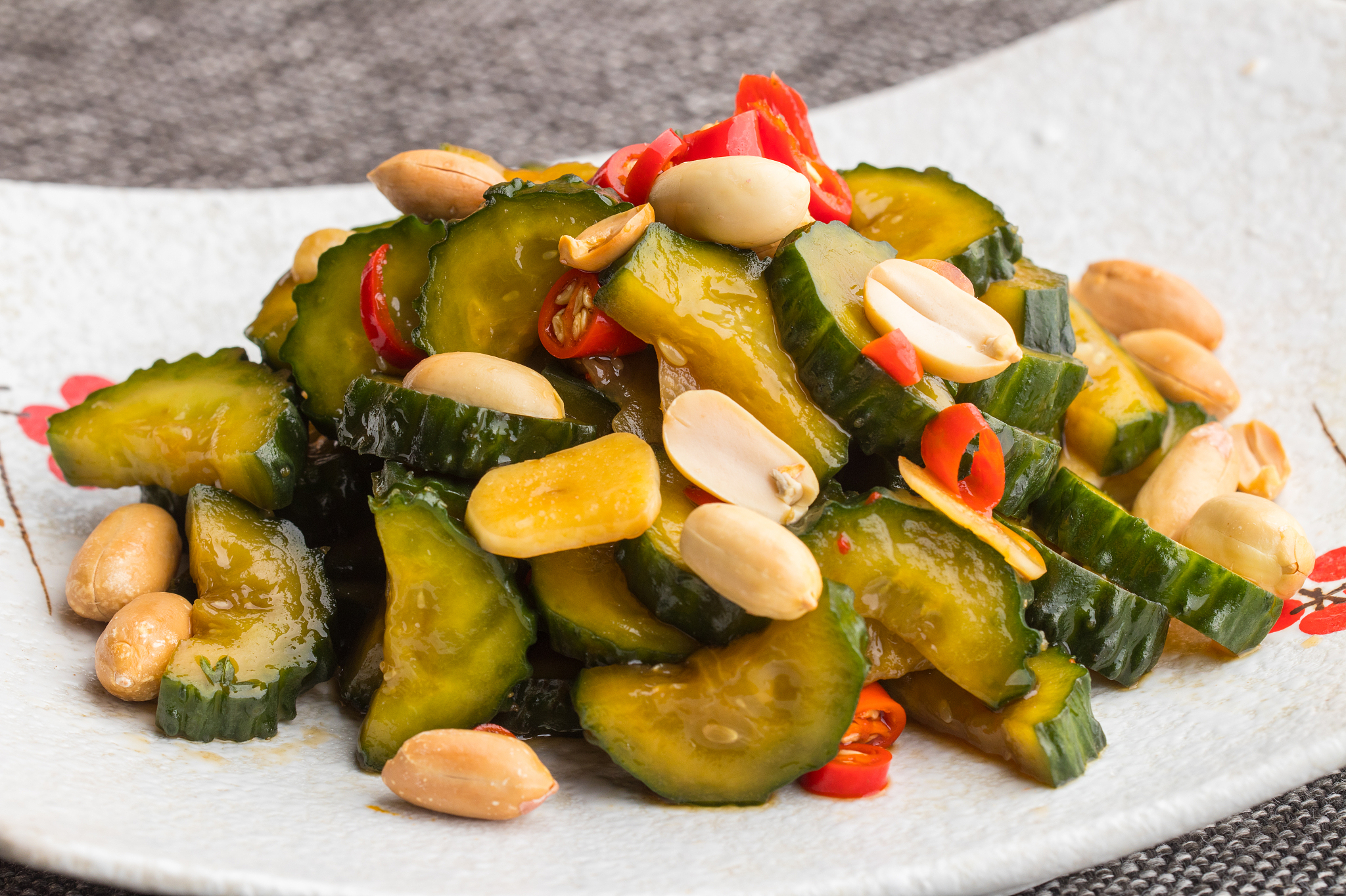 请根据以下模板写一份相似的文案描述更有代入感和诱惑力文字数量大致相同：炎热的夏天来上一份低卡凉拌菜真的好好吃做法还很简单黄瓜木耳清爽脆甜都裹着酱汁酸辣过瘾鲜香入味真的很难不爱腐竹木耳焯水两分钟碗中放蒜末小米辣66粒花生米好吃的关键就是这个调料再加入这个凉拌汁就可以拌上一盘好吃的凉拌菜了简简单单拌上一盆做多少都吃不腻真的真的好喜欢这道凉拌菜喜欢就赶紧收藏做起来吧