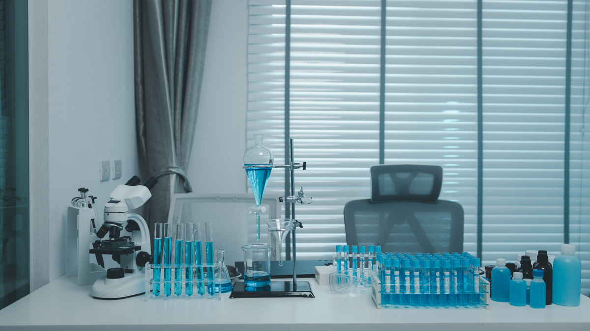 请描写一下白色实验室的画面