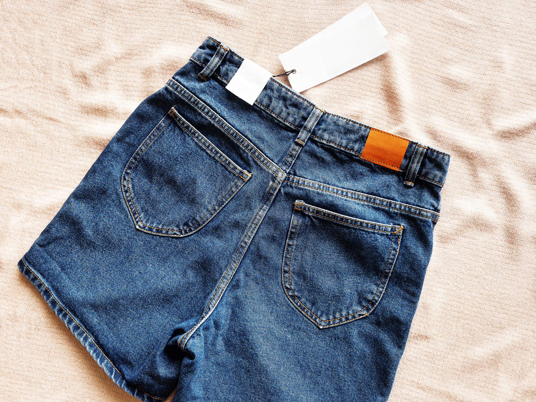 写一个团购牛仔裤营销文案特色强调产品举例介绍价格详细金额说明售后服务增值服务