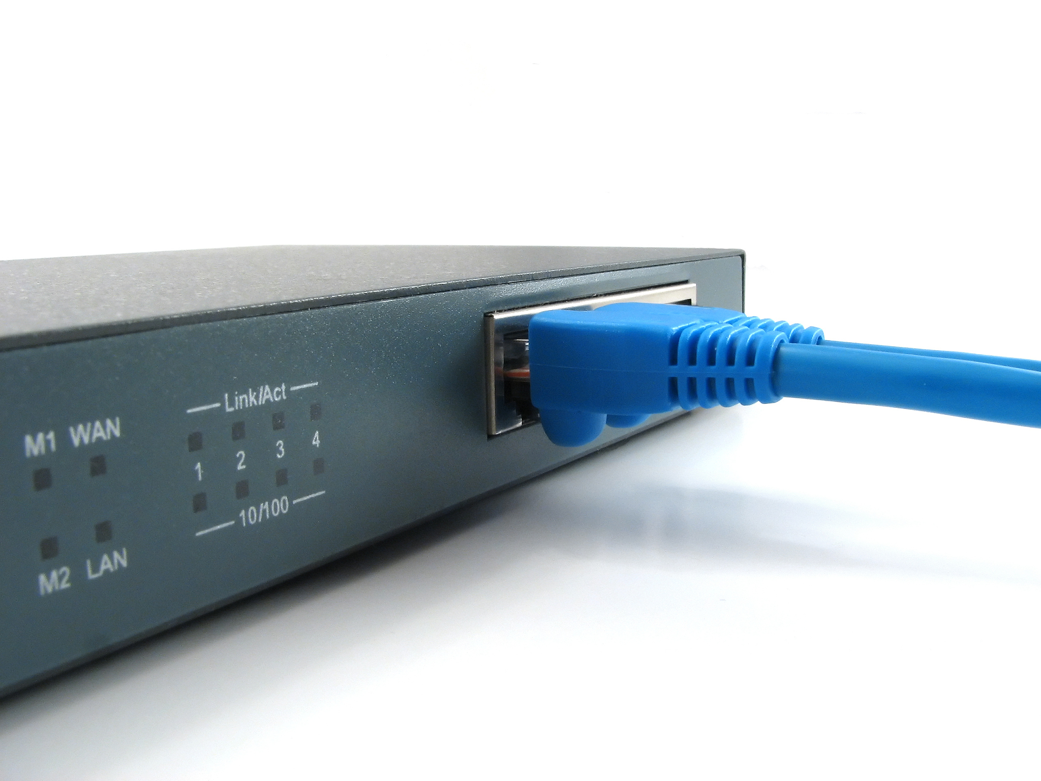 一、	实验内容	311	线下部分	3通过双绞线将终端与交换机连接构建小型局域网。1将 PC 机的网口与交换机的用户口通过双绞线连接。注意双绞线的类型。如果使用3928设备该设备的用户端口是自适应的所以交叉、直连双绞线都可以使用。2连接后交换机对应的用户口的连接指示灯会亮起。终端的配置配置终端的 IP 信息构建局域网。1选择网上邻居的属性打开后看到本地连接的状态。22	线上模拟器仿真实验初识Pack