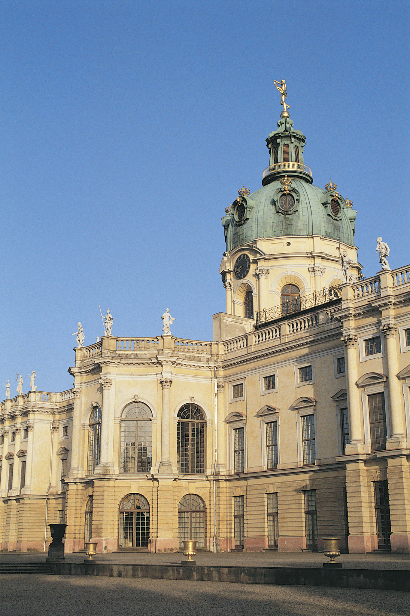 Stare in wonder at the colossal Palace of the Popes in the historic centre of Avignon中文翻译