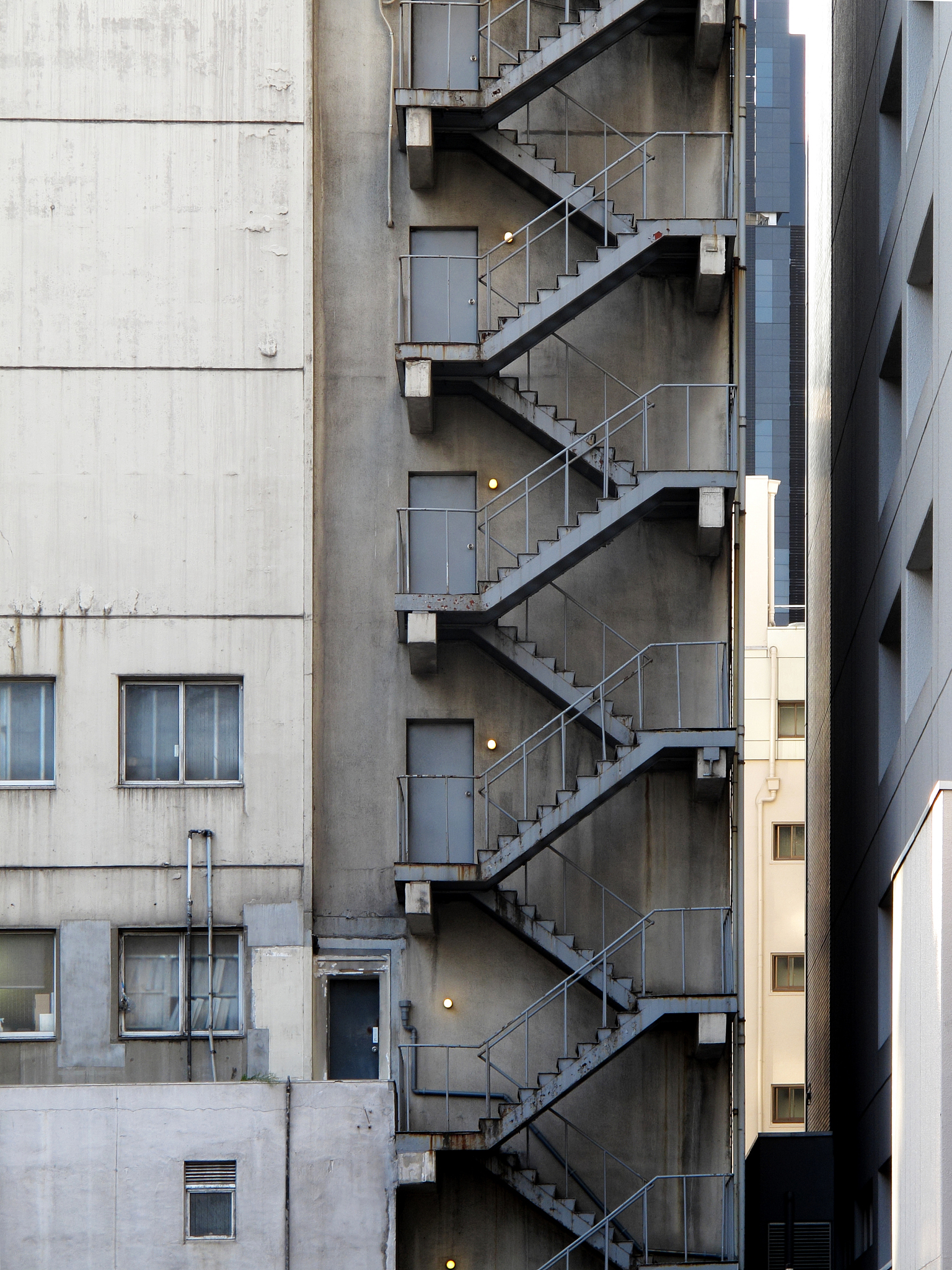 扶手中线到梯段边缘的距离通常不小于50一70Mm。梯段宽度确定应考虑使用性质、人流通行情况和防火要求等因素。改写这段话查重率低于20%