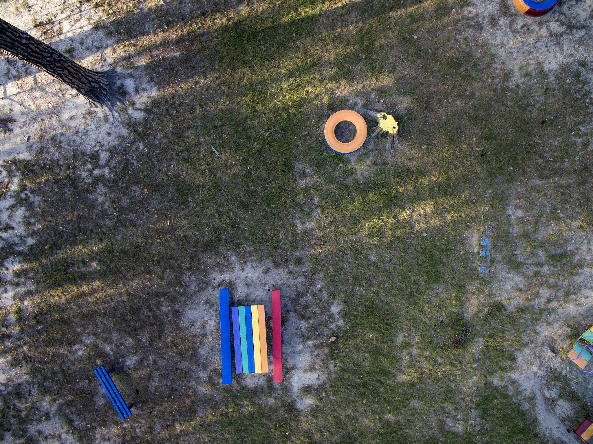 总结这段话的结论：无人机在完成任务过程中需要对如何有效、安全地完成自己的任务过程进行规划这就是所谓的任务分配。多无人机协同任务规划除了需要考虑任务本身构成要素的要求外还必须考虑多个无人机之间协调一致共同执行任务的约束关系并根据任务规划指标为无人机设计出协同的飞行航路使其整体作战效能最优或近似最优。因此无人机任务规划是一个约束条件众多、复杂且耦合的多目标优化与决策问题需要综合利用运筹学、智能计算以及