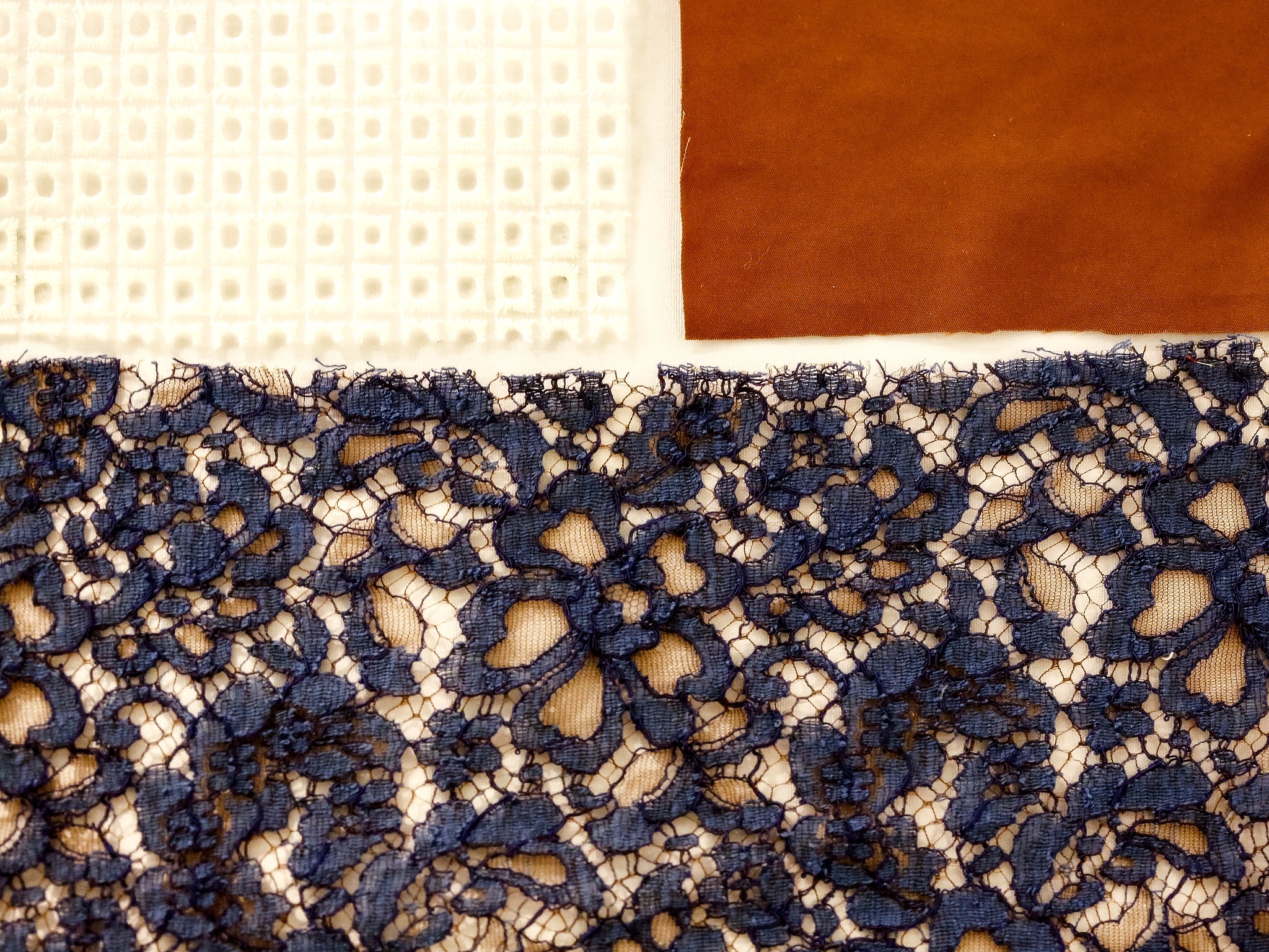 请翻译‘’Dawn’’ mix It is a feminine and precious pattern which will gain in density while mixing with textured accessories or small patterns fabrics In association with bed linen the plain or two-tone co