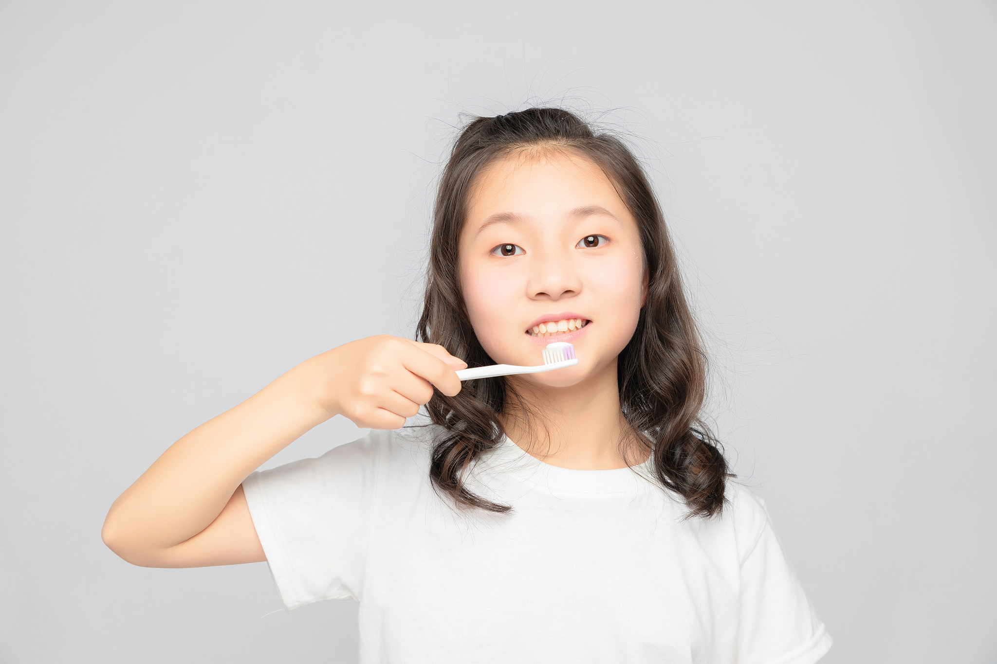 灰色背景里的亚洲小学女生