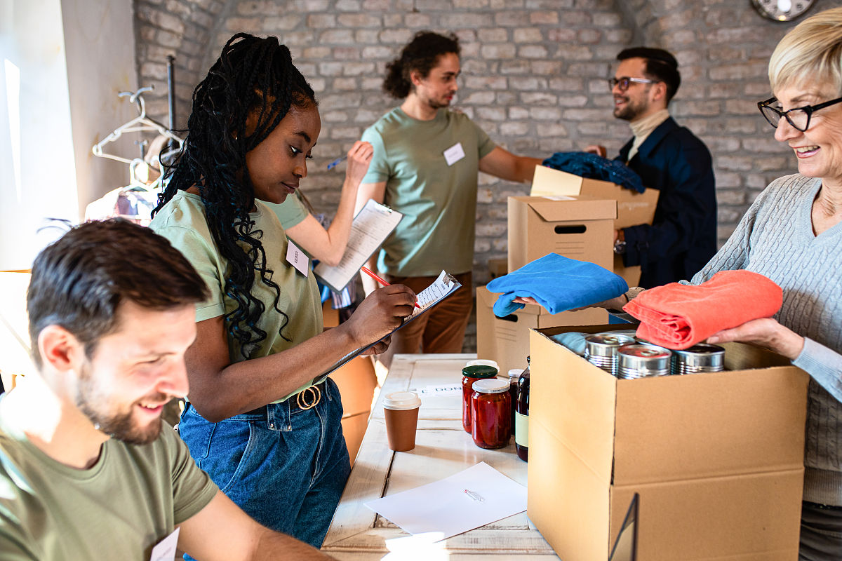 三好学生优秀事迹材料：学习榜样，贡献社会