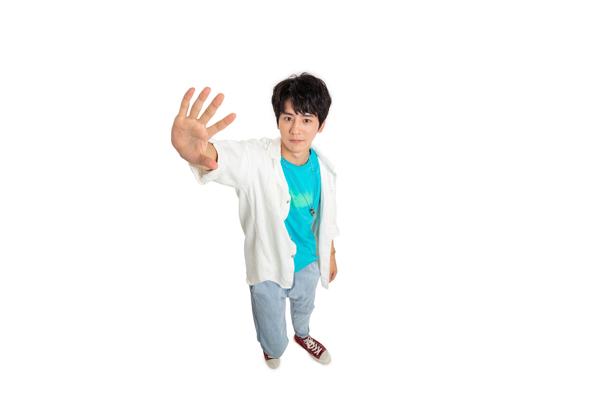 仰着头的年轻男生