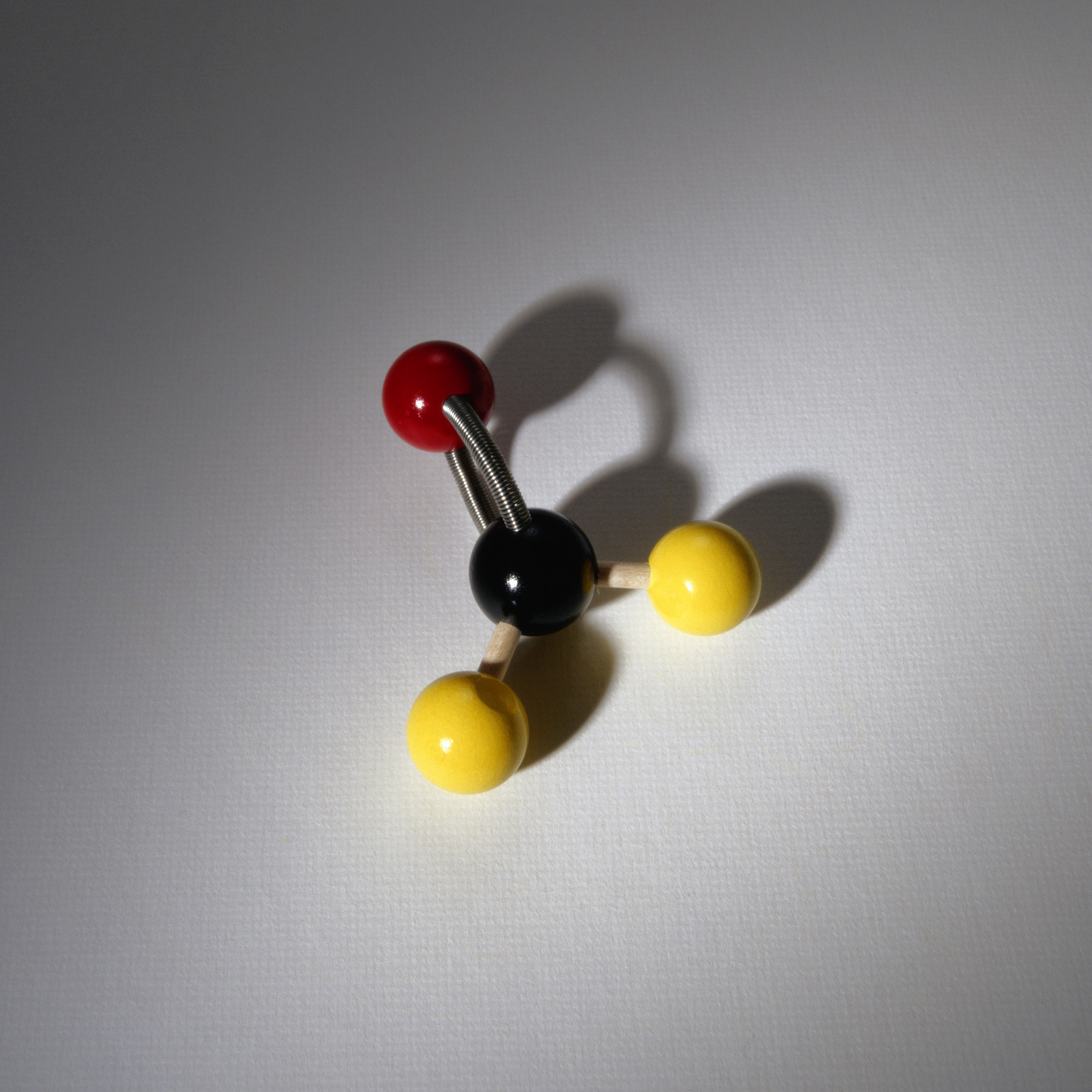 气体压强受力分析：分子撞击与流体静力学模型