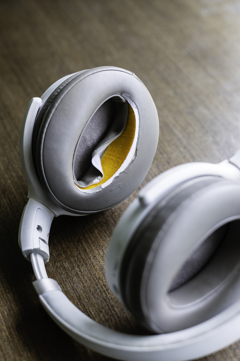 编写忆捷EAGET BE100-3M蓝牙无线耳机的推广文案不少于三百字查重不能太高内容包括：EAGETI捷BE100-3M全新入耳从未如此悦耳。自适应均衡功能可根据你的耳型自动调整音乐播放带来细腻一致的聆听体验让你尽享非凡