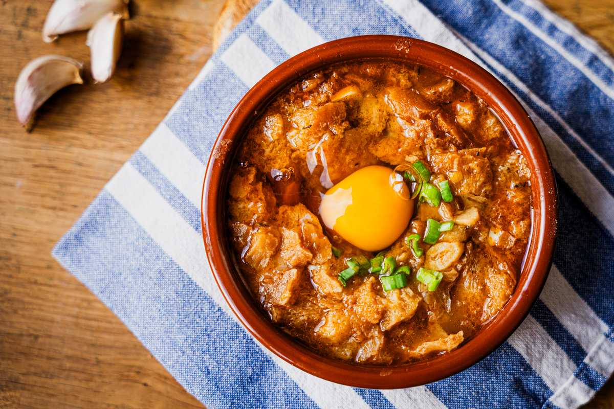 特写西班牙传统蒜汤"sopa de ajo",配有鸡蛋,俯视角度