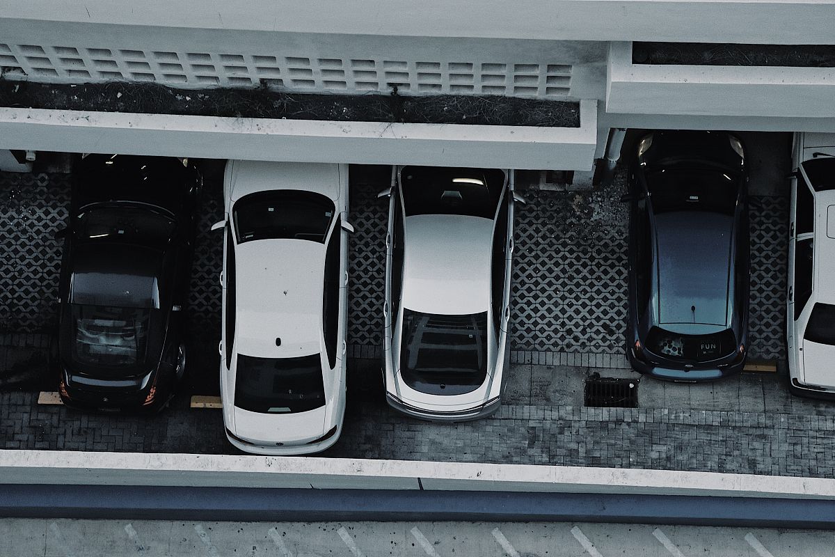 写一个后轮转向用于狭窄小车位自动泊车发明专利