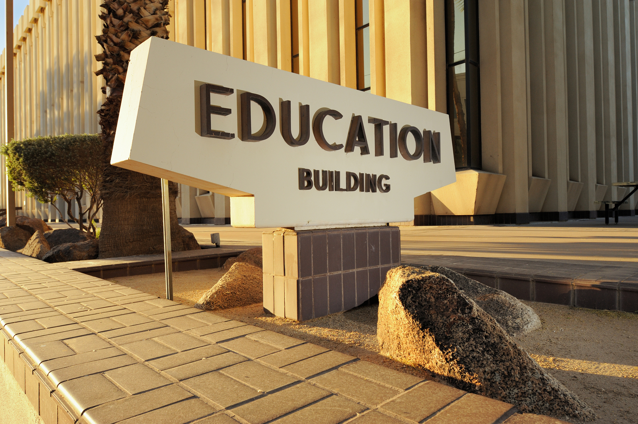 根据背景BackgroundBased in Seattle US WC Hooper Inc WCH is a manufacturer anddistributor of hi-tech electronic products ranging from executivetoys to state-of-the-art digital cameras The company has growr