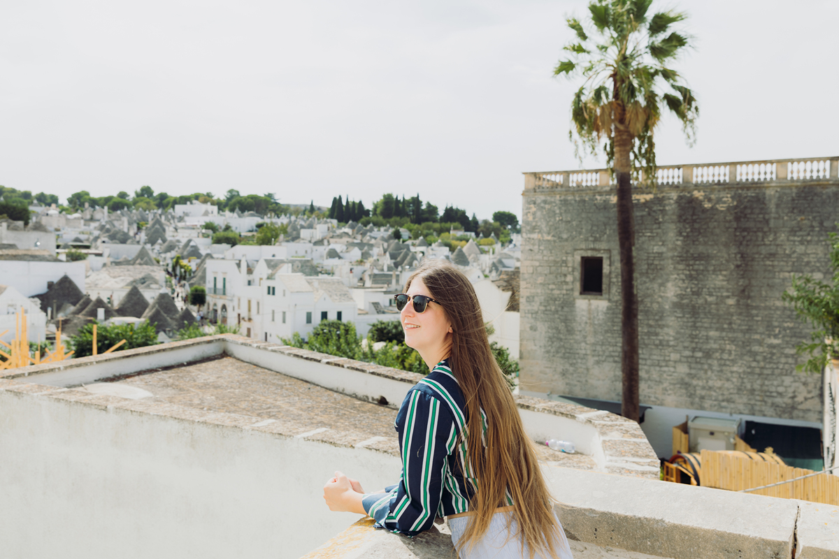 扮演一名旅游爱好者自媒体博主根据以下内容写出一篇2000字旅游短视频原创文案文字表达思路清晰有自己的见解不要推荐景点跟地方旅行是一个触碰多彩生命的过程