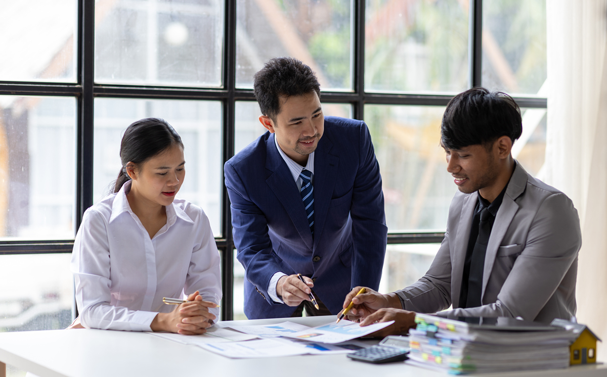 请帮我写一段1个月经验对公业务实习生岗位的经历描述并加以四字关键词进行概括