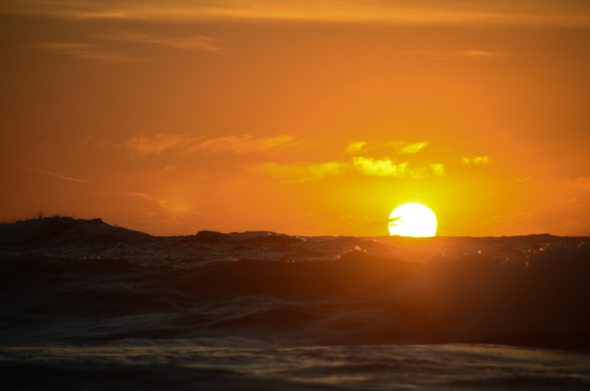 解释 日落沧海看夕阳万丈霞光谱辉煌。轻叹美景难留住只因月色要锋芒