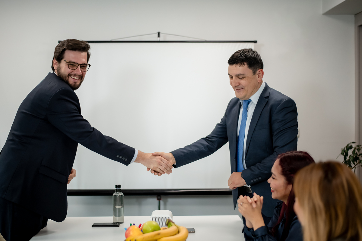 商务交流中需要注意些什么？商务往来中应该做些什么？请在同一篇文章中回答