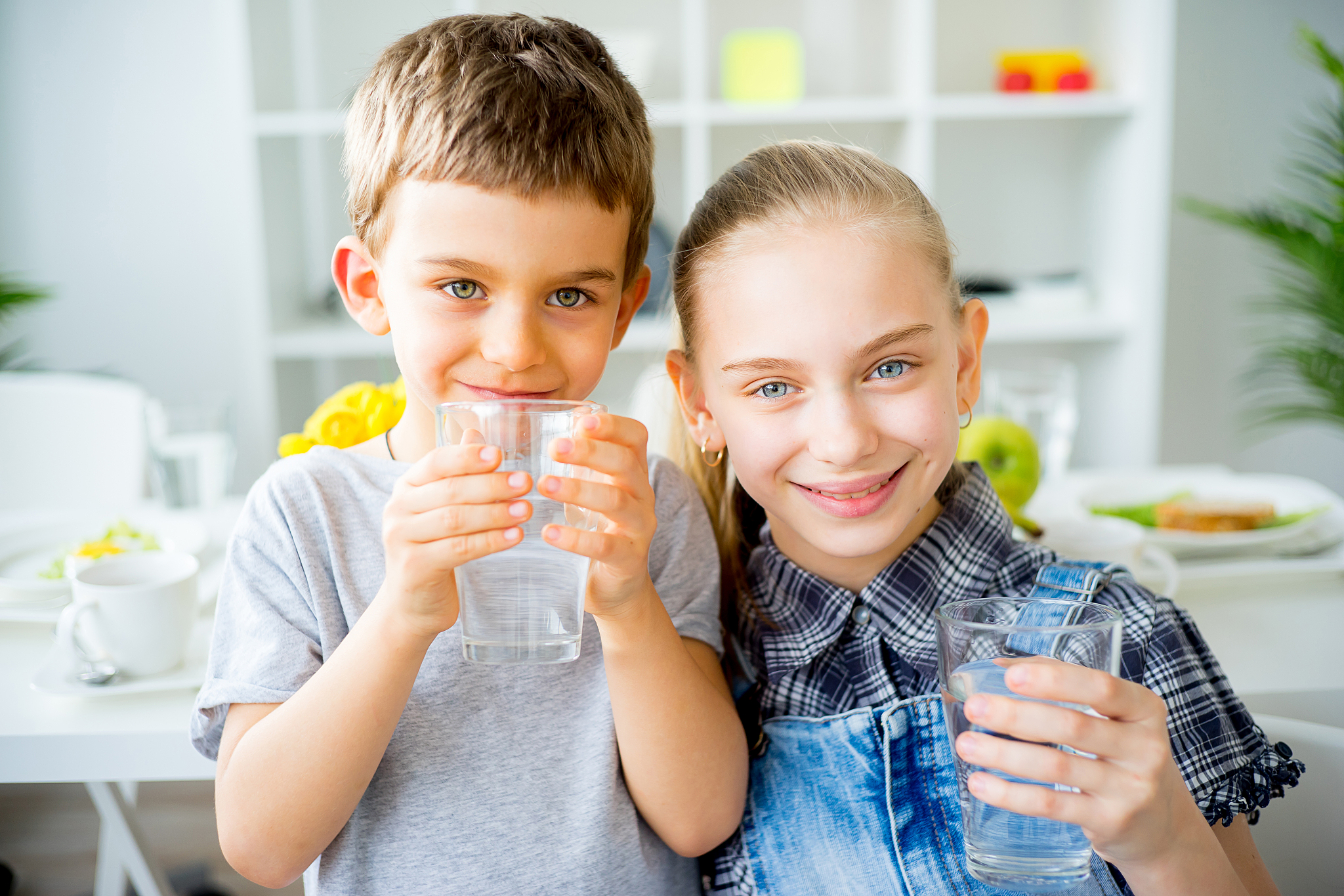 children drinks water