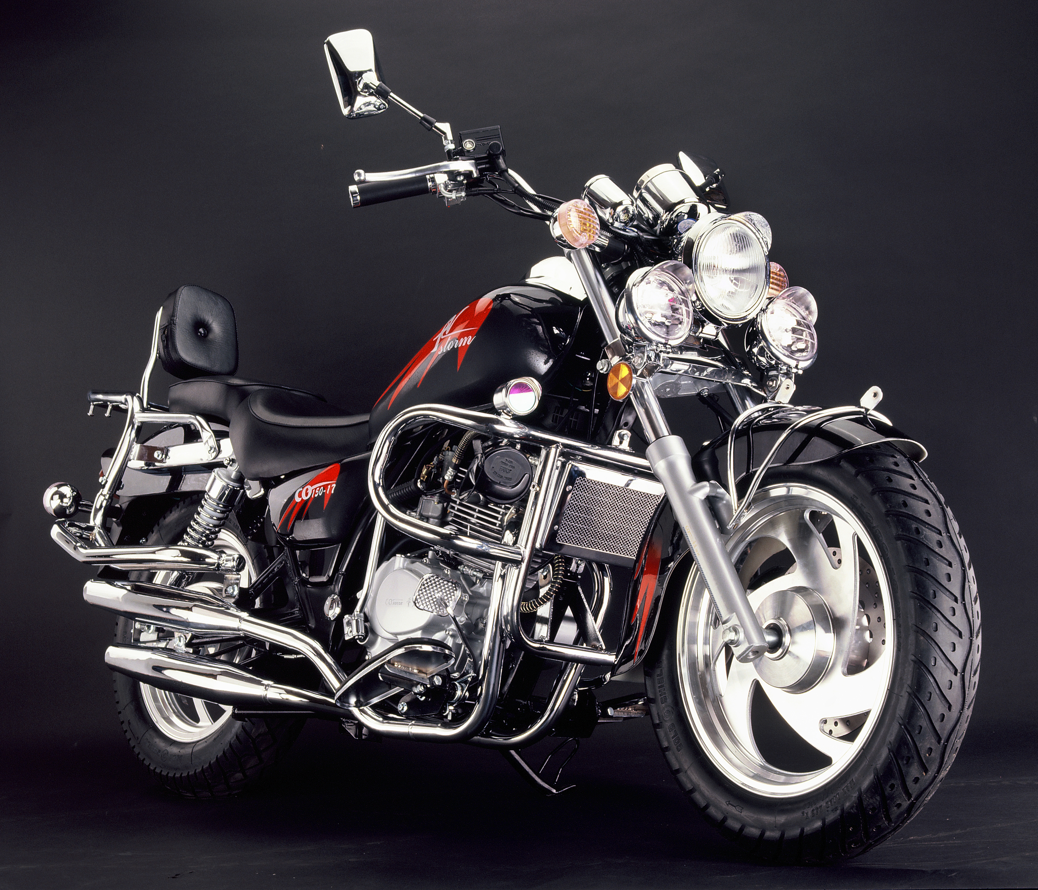 雅马哈SR400-2摩托车: 经典复古设计与性能的完美融合