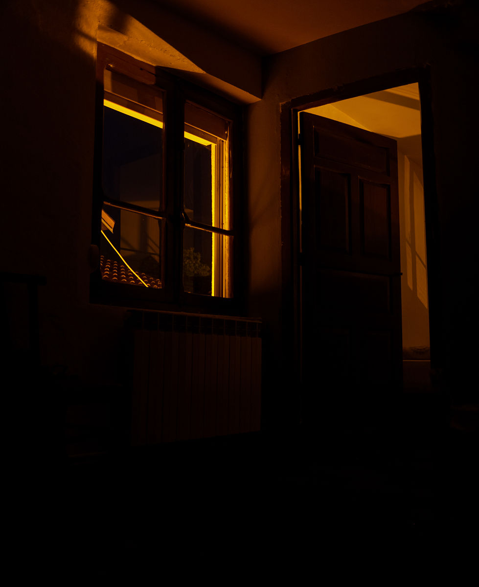 请描写一下夜晚美丽的月色下老婆婆告别外甥慢慢走回房间休息并看婴儿是否睡醒的画面