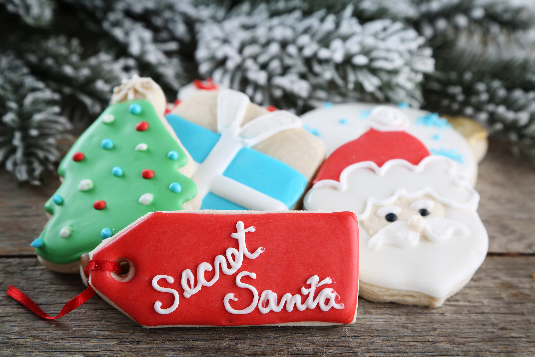 用一段话描述以下句子：小鬼看向了自己的双手其中一只因为刚刚拆开的包装纸上满是灰尘而变得很脏。而另一只手上的糕点还是刚刚咬过一口的样子看上去还没过期。同时一张卡片从包装纸中飘出落到了地上。小鬼捡起来仔细看着上面的文字