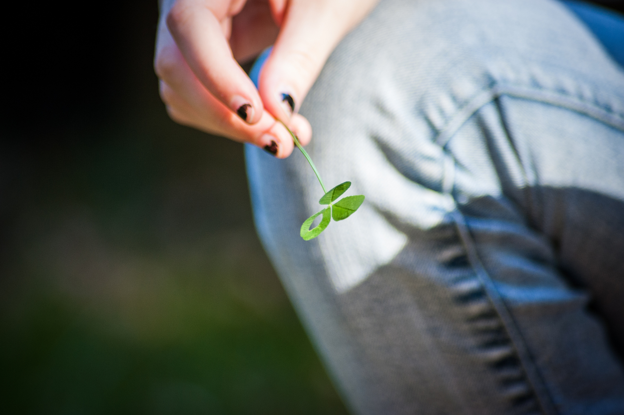 我现在有一篇材料请你阅读之后总结出材料的一个核心关键词根据材料提出一个议论性的观点然后完成一篇800字左右的议论文需要写出题目。注意材料中提到的清明不是指清明节。材料：清明像秋水长天你收制后的土地像阳光下的落尽了树叶的冬天的枝干。首先是一颗清明的心删去心里一切庸俗的、烦琐的、混乱的、粘连的杂念。删去一切的多余。多余的计较多余的嗟叹多余的眼红多余的纠纷多余的闲言多余的打扮。删去了一切多余之后生活便活