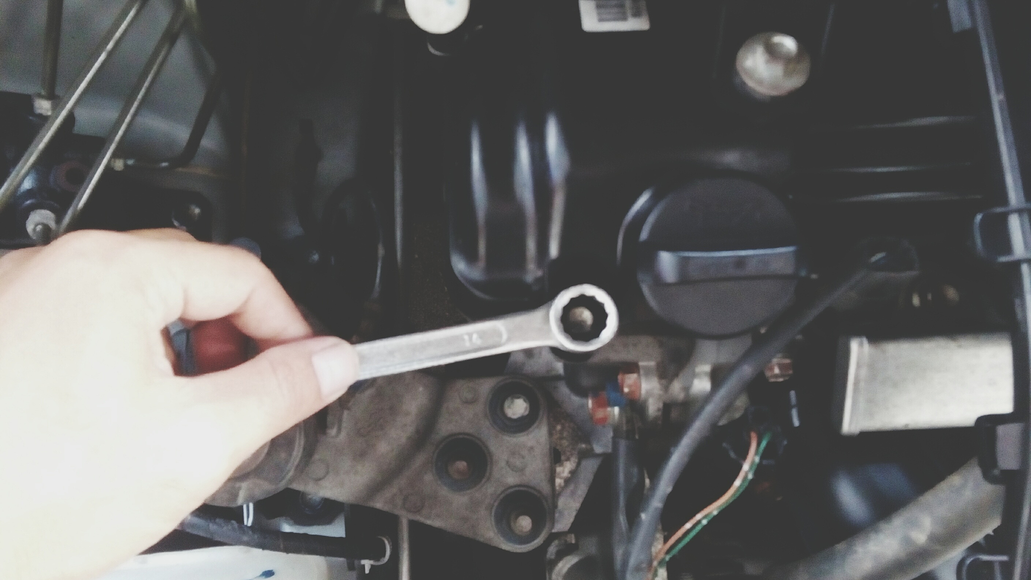 离合踏板不自动回位的原因是什么