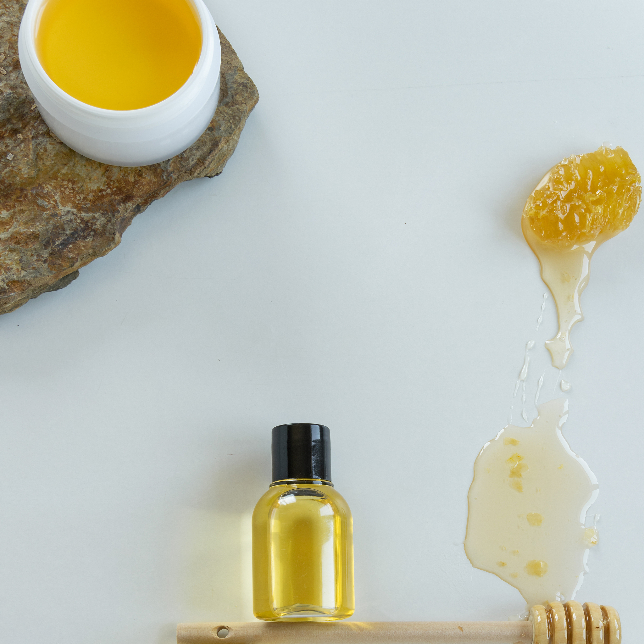 第一部分自我介绍我是今天分享的是多特瑞大的柠檬精油第二部分产品介绍主要成分：柠檬烯60-70β-蒎烯10-20松油烯0-10、主要功效：强健免疫系统帮助身体净化排毒提振精神抗氧化促进血液循环、降血压、降低LDL第三部分使用方法可以嗅吸、涂抹、食品添加